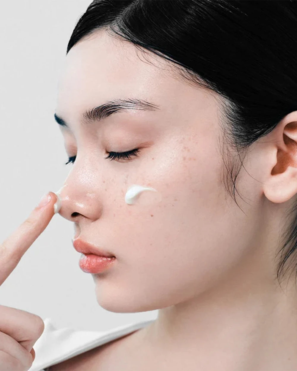 Dr. Althea 345 Relief Cream applied to the face for lightweight daily hydration
